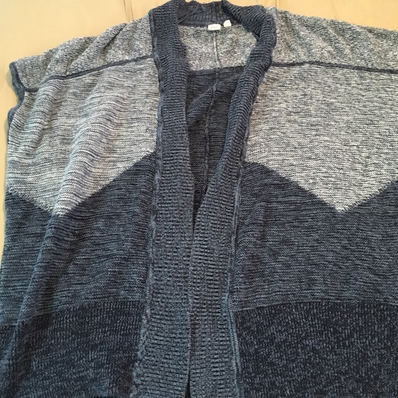 Guc gap short sleeve sweater. - Picture 2 of 2